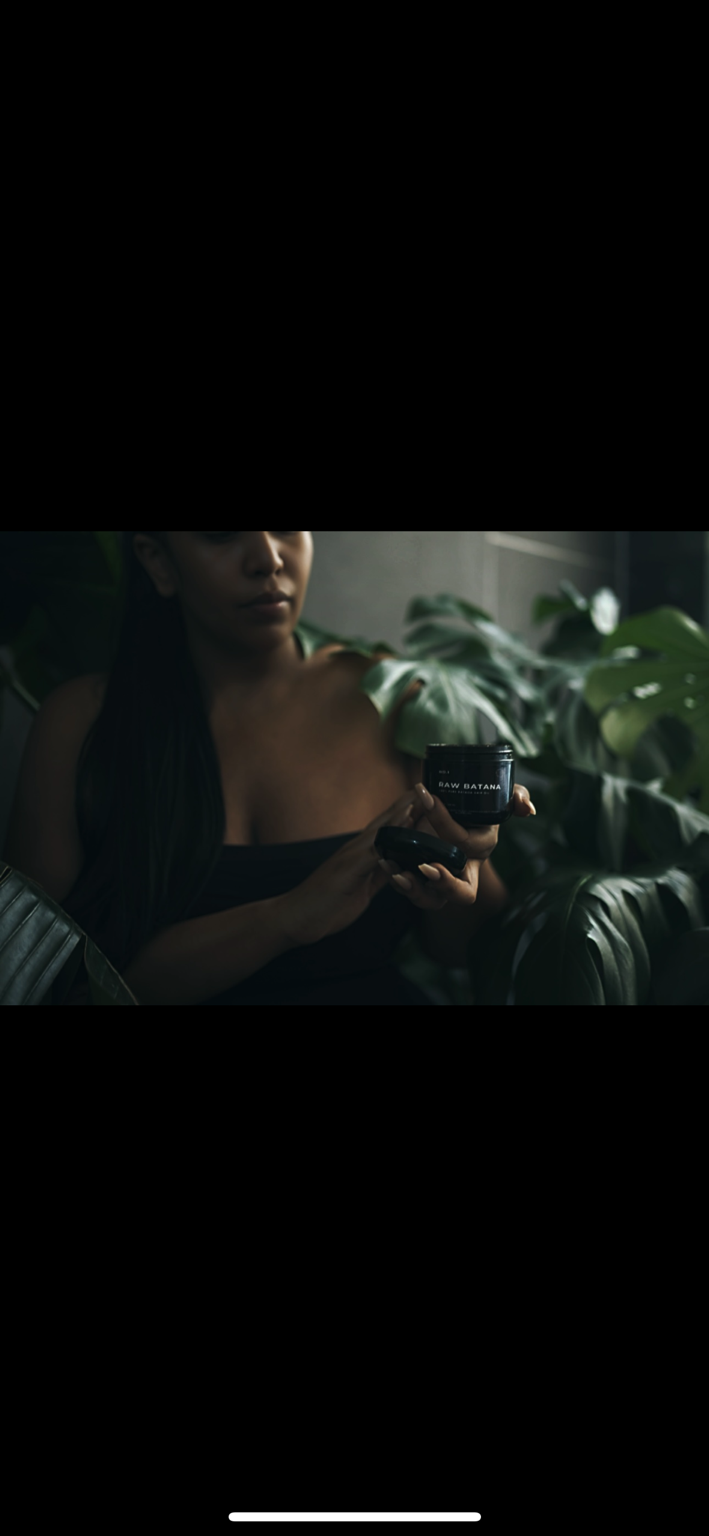 Sarah holding the Raw Batana jar